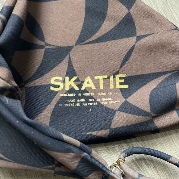 Skatie• ‘Betsy’ Bikini Top in Honolulu Print - Picture 14 of 15